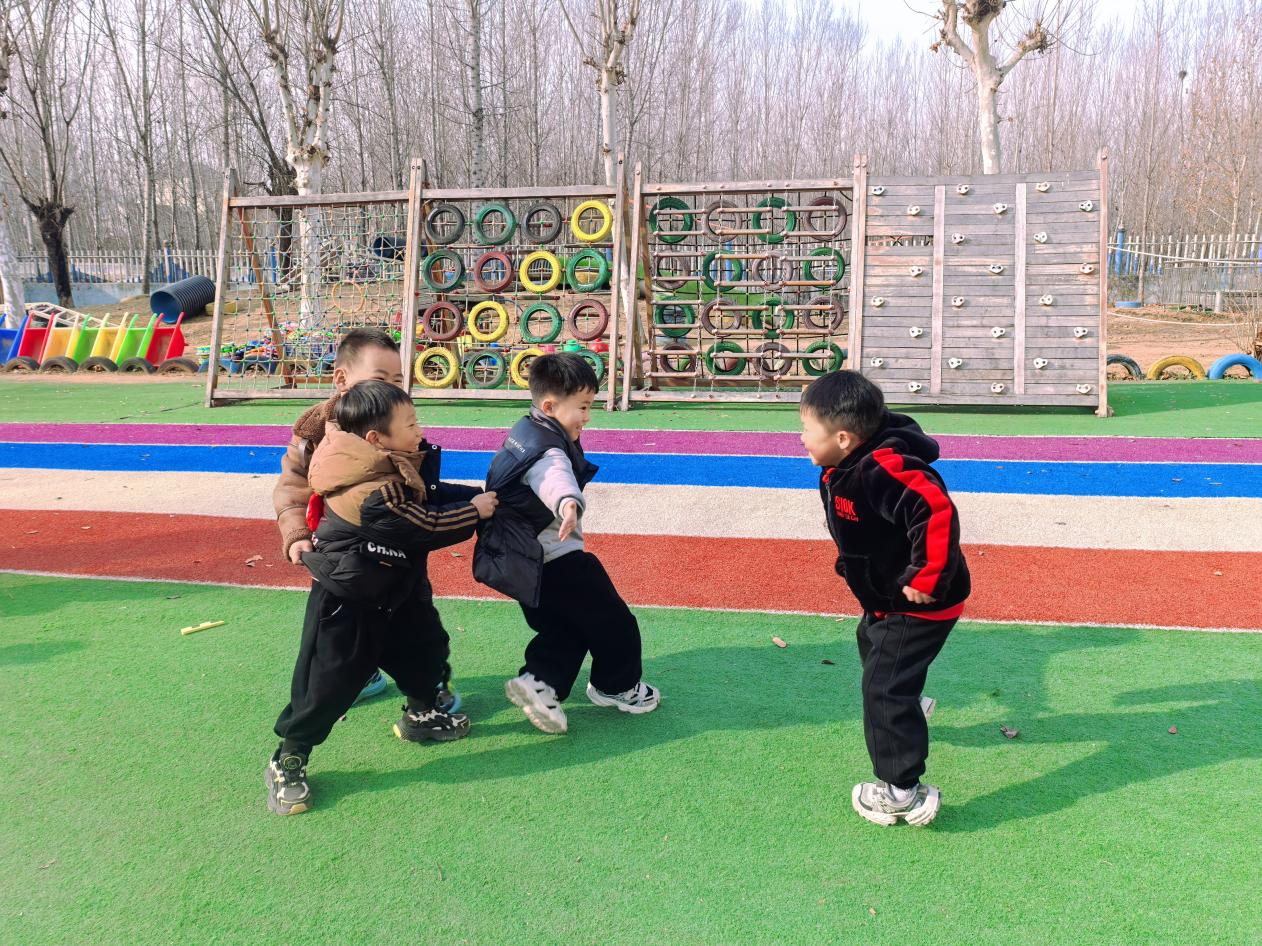 平邑县丰阳镇中心幼儿园开展“老鹰捉小鸡”户外游戏活动(图3)
