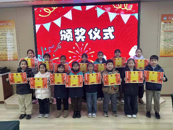 平邑县第四实验小学举行“童话故事我来讲”活动(图3) 平邑县第四实验小学举行“童话故事我来讲”活动(图3)