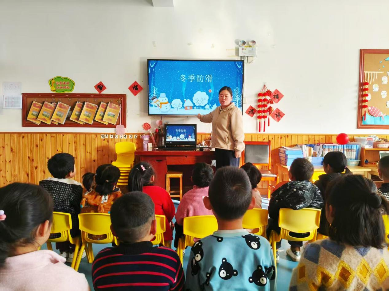 平邑县丰阳镇中心幼儿园开展防滑安全主题活动