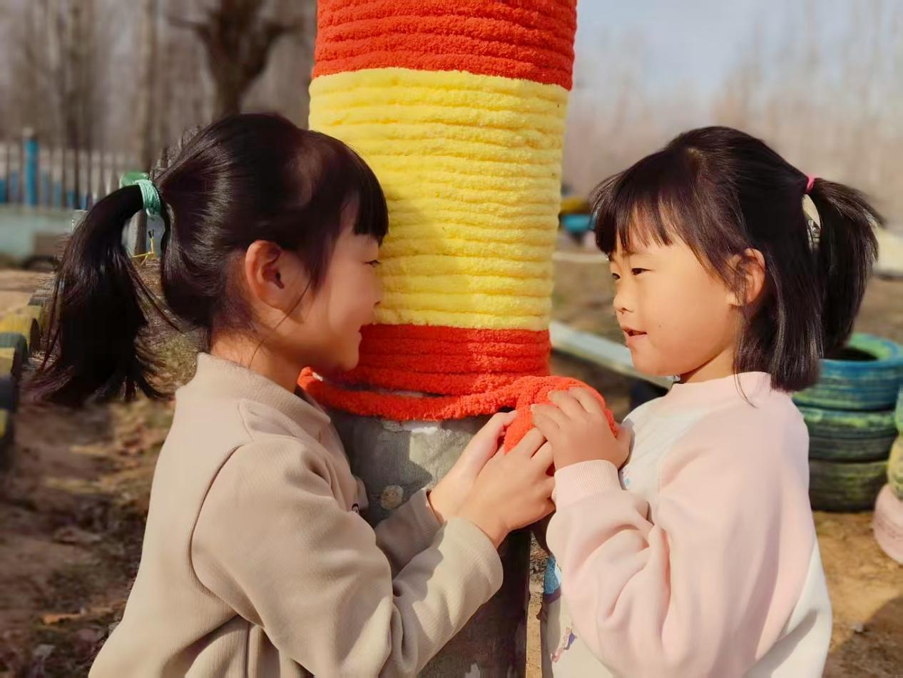 平邑县丰阳镇中心幼儿园开展“为大树穿新衣”主题活动(图2) 平邑县丰阳镇中心幼儿园开展“为大树穿新衣”主题活动(图2)