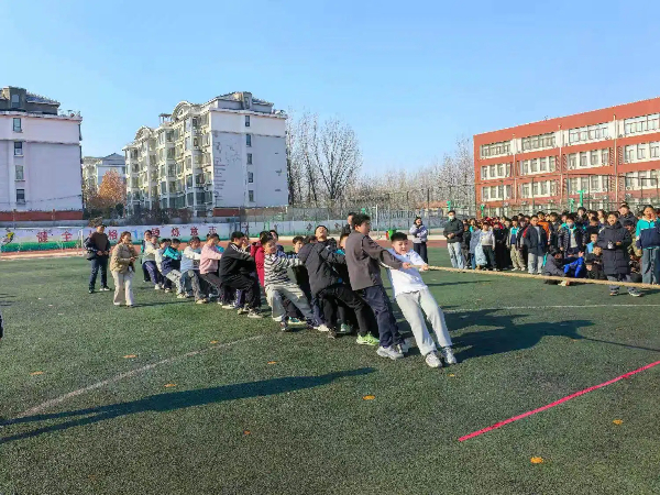 平邑县第四实验小学开展拔河比赛活动(图2)