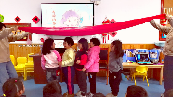 平邑县丰阳镇中心幼儿园开展“静电魔法”科学活动(图2) 平邑县丰阳镇中心幼儿园开展“静电魔法”科学活动(图2)