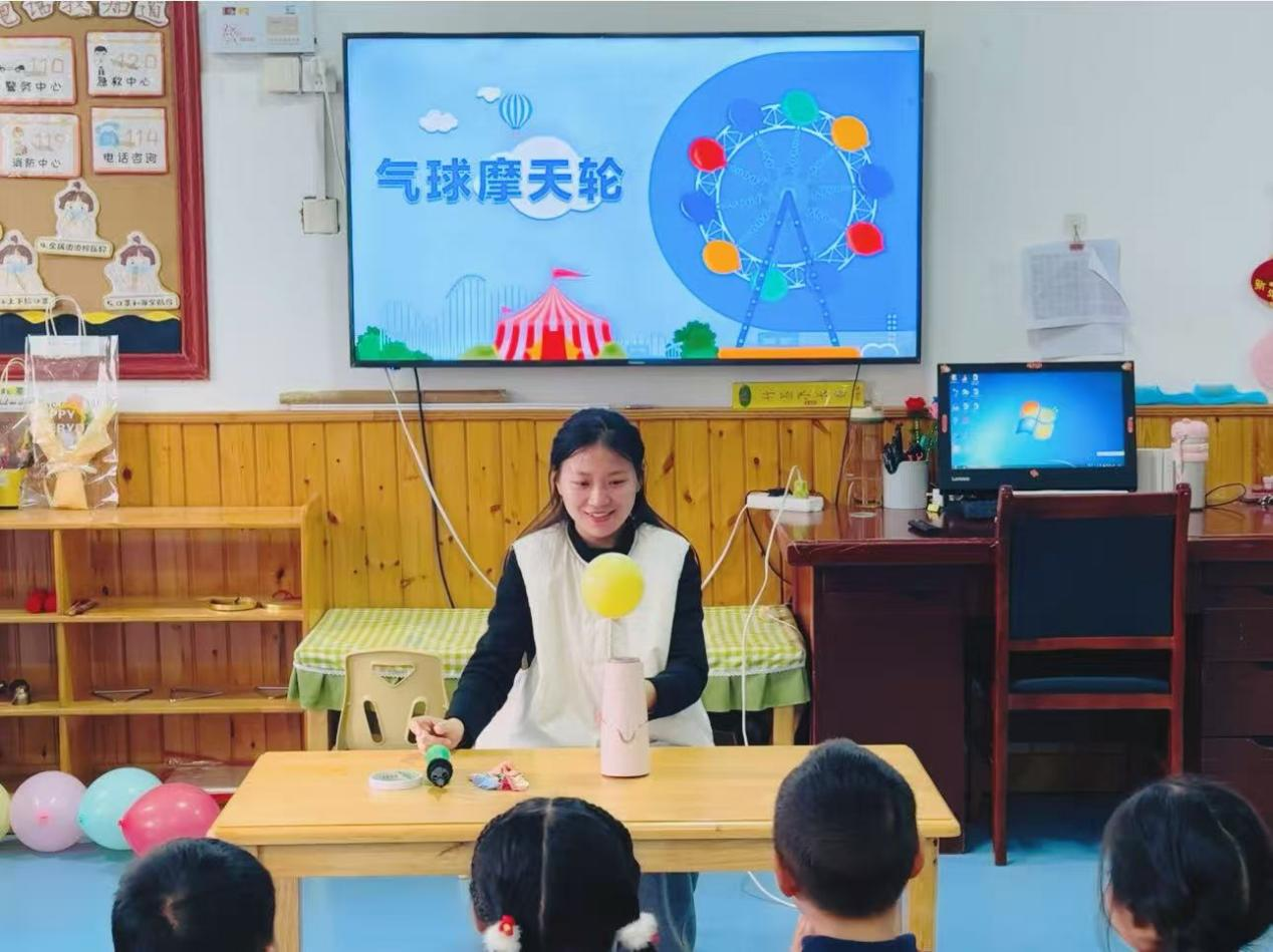 平邑县丰阳镇中心幼儿园开展“气球摩天轮” 科学活动