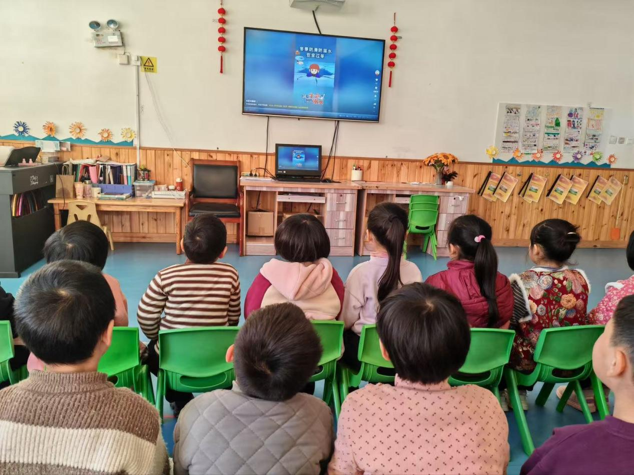 平邑县丰阳镇中心幼儿园开展冬季防滑防溺水主题活动(图3)