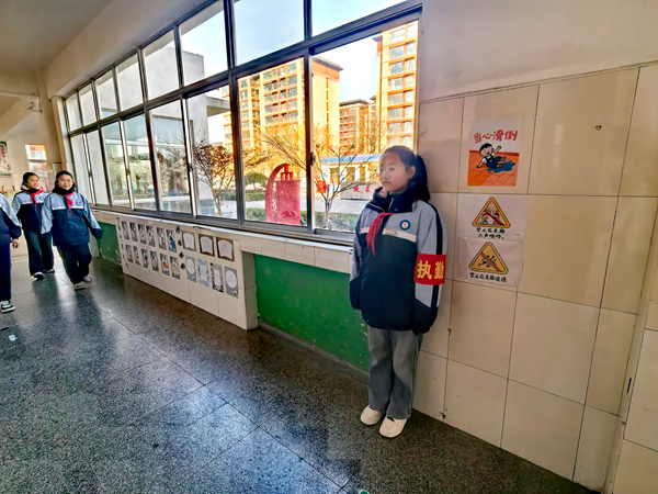 平邑县第二实验小学开展“小小画笔,绘出‘警’色”安全标语手绘主题活动