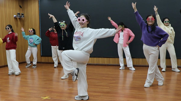 【山东平邑】实验小学2026年元旦盛典暨年度人物表彰活动温情落幕(图1)