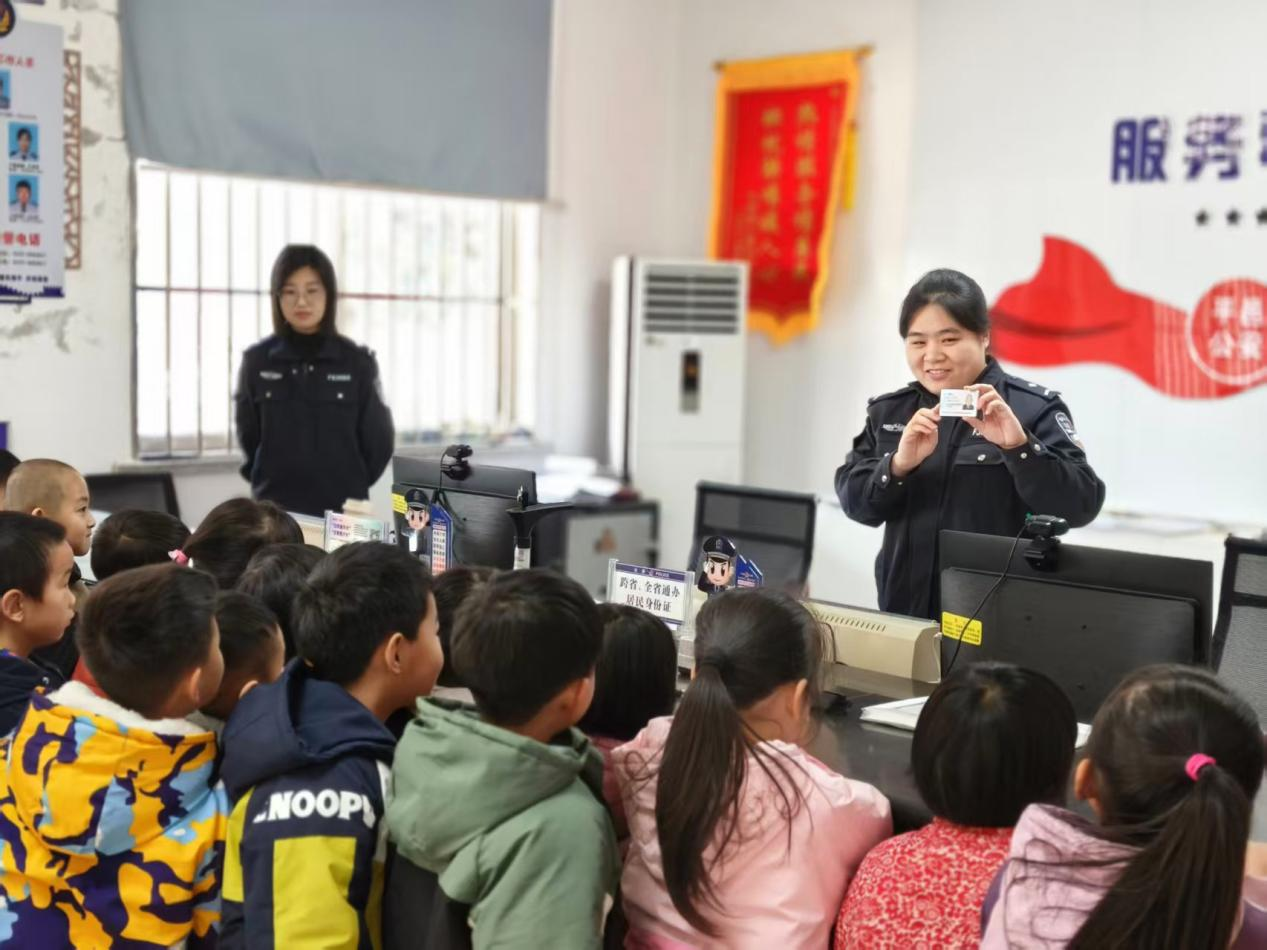 平邑县丰阳镇中心幼儿园开展中国人民警察节活动(图2)
