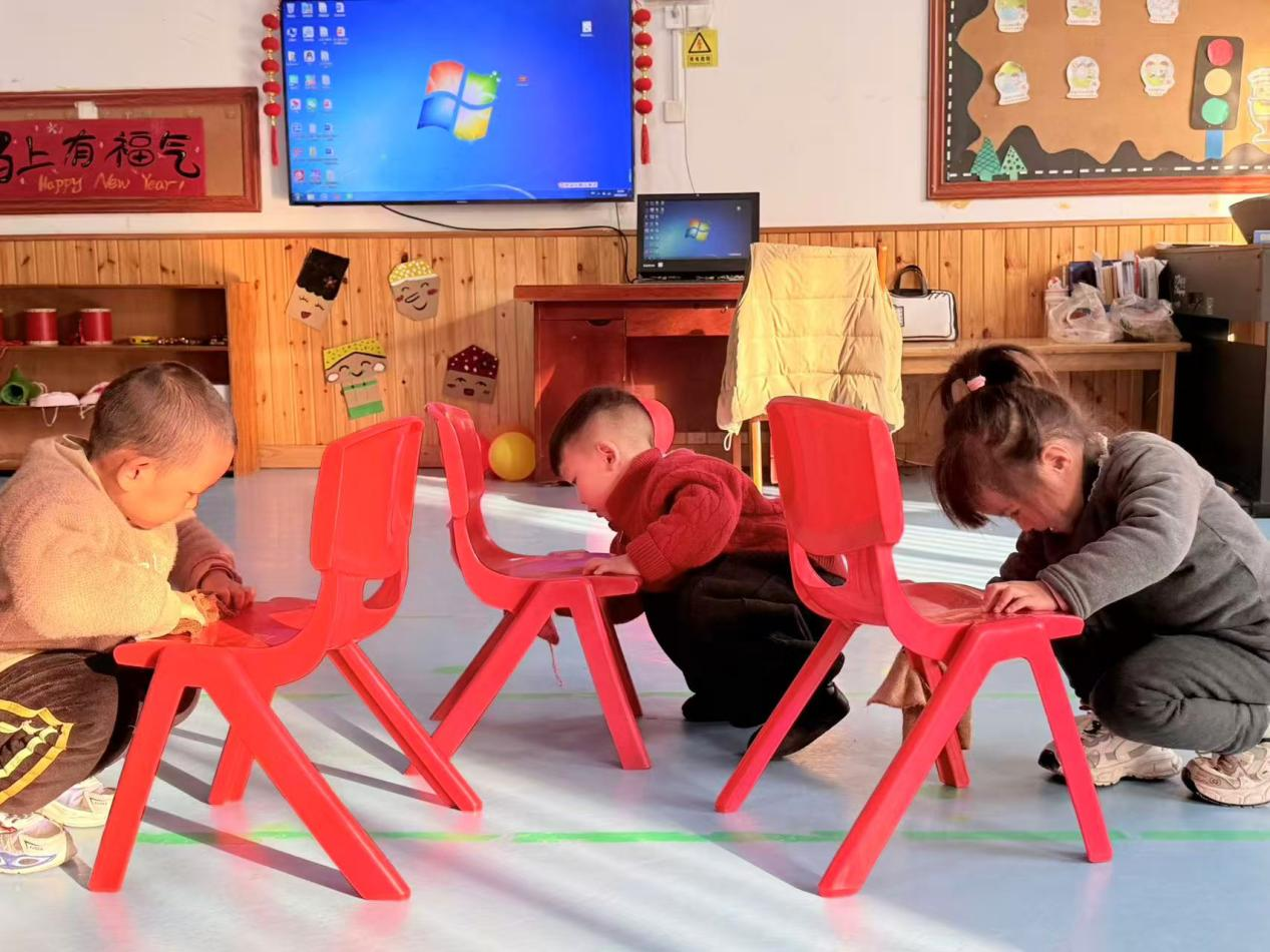 平邑县丰阳镇中心幼儿园开展椅子探秘活动(图3)