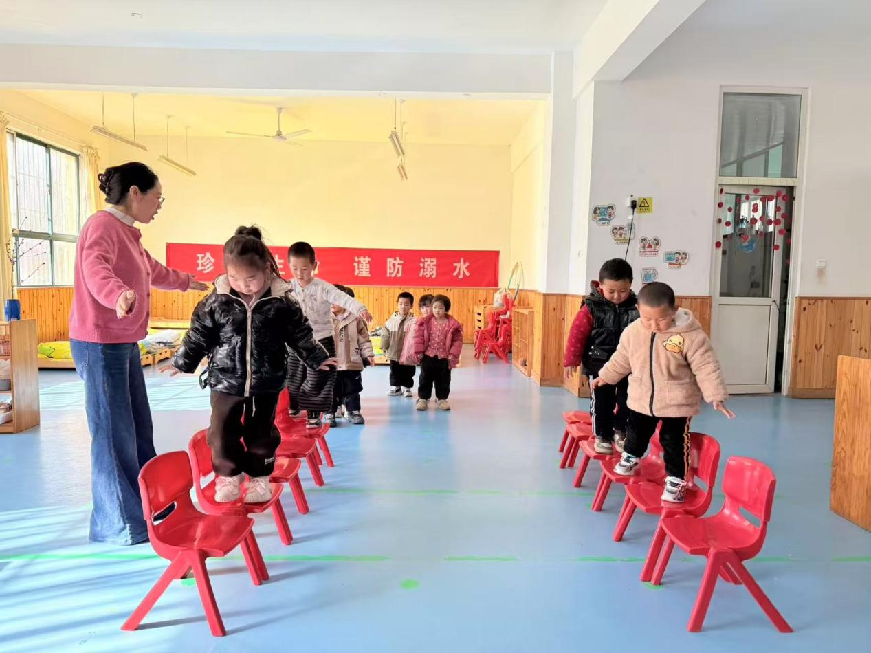 平邑县丰阳镇中心幼儿园开展椅子探秘活动(图2)