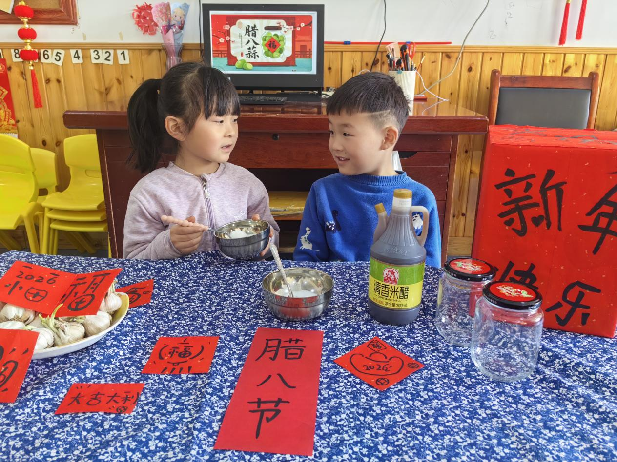 平邑县丰阳镇中心幼儿园开展“腌制腊八蒜”食育活动