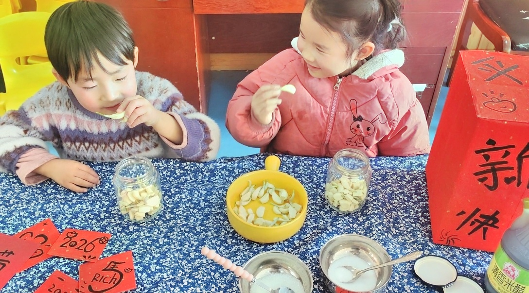 平邑县丰阳镇中心幼儿园开展腊八节活动(图2)