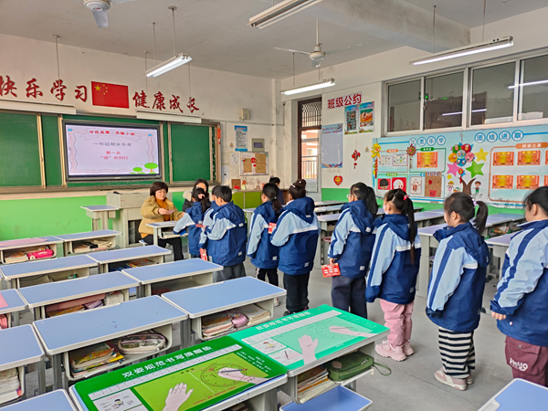 平邑县第二实验小学举行一二年级乐考活动