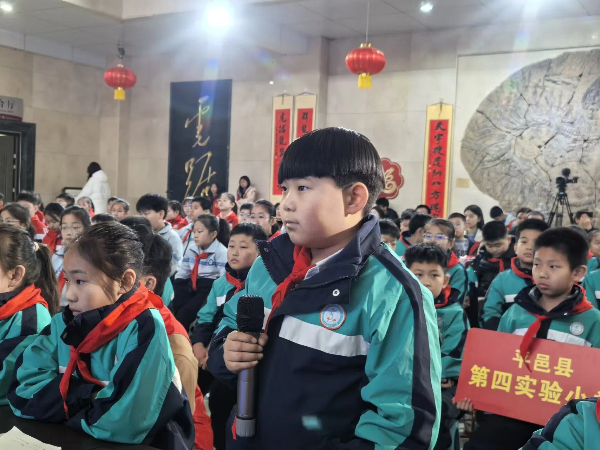 徐星院士科普讲座走进平邑   第四实验小学学生零距离探秘恐龙(图2)