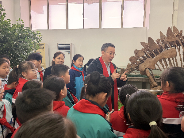 徐星院士科普讲座走进平邑   第四实验小学学生零距离探秘恐龙(图3)