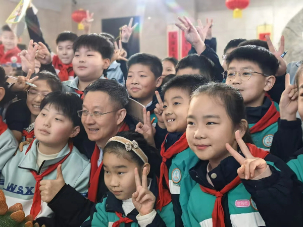 徐星院士科普讲座走进平邑   第四实验小学学生零距离探秘恐龙(图4)