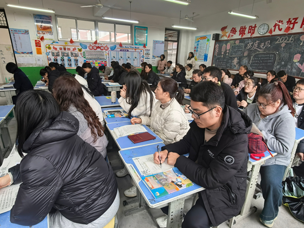 平邑县第二实验小学举行开学初学科培训活动(图2)