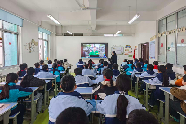 平邑县第二实验小学开展“开学法治第一课”普法教育活动(图1)