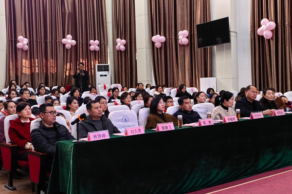 平邑县第二实验小学开展三八妇女节亲子阅读感恩行活动(图3)