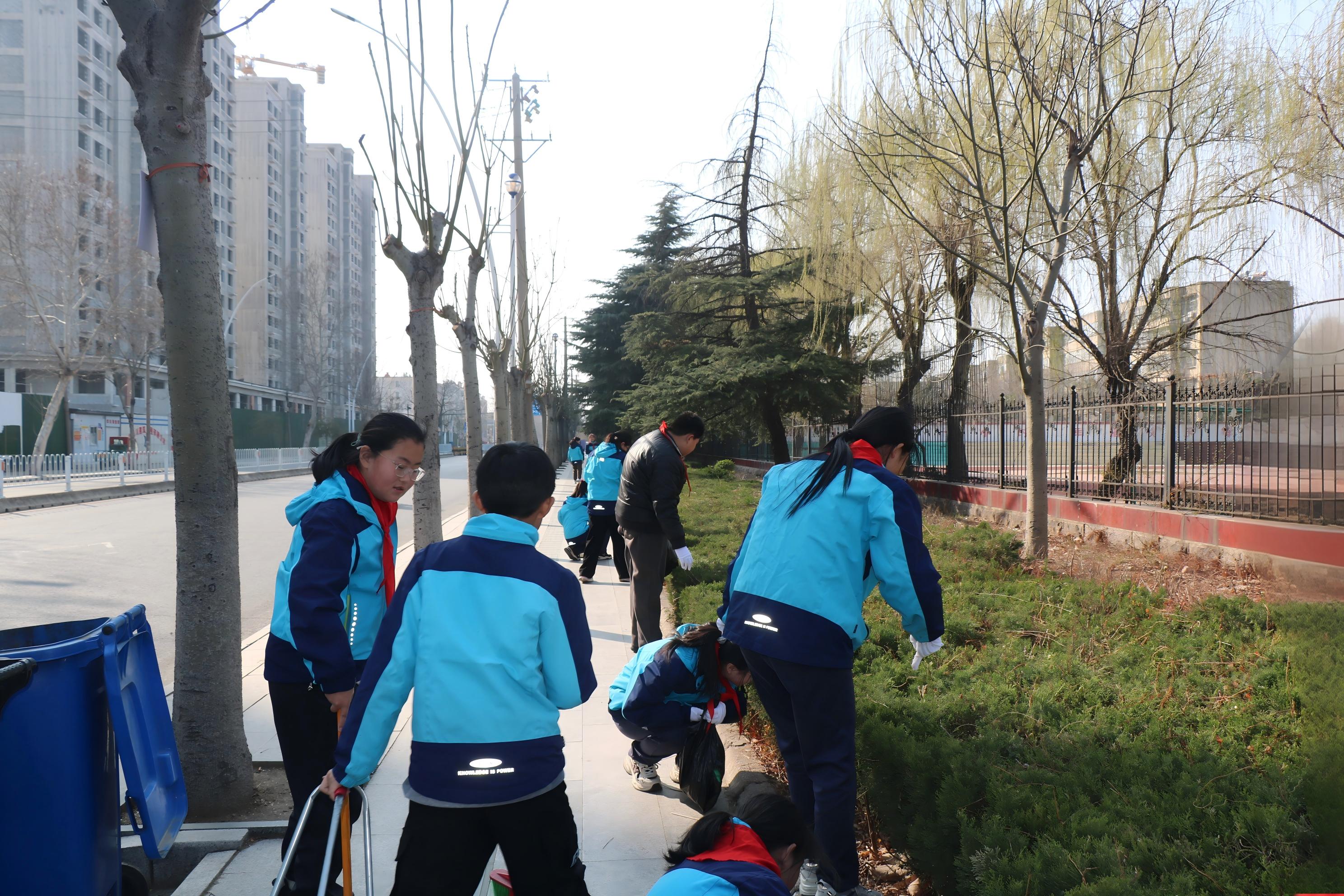 三月春风暖童心 红领巾擦亮绿色家园 ——  平邑兴蒙学校开展学雷锋志愿活动(图3)