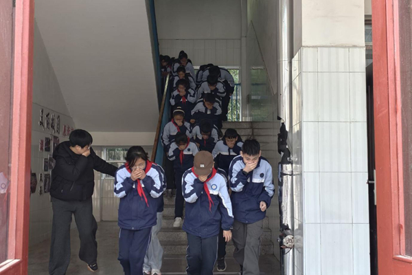 平邑县第二实验小学开展消防应急演练活动(图1)