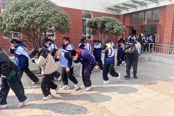 平邑县第二实验小学开展消防应急演练活动(图2)