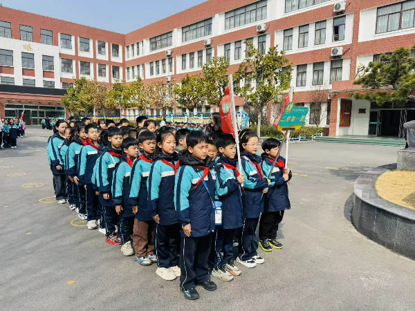 平邑县第四实验小学路队比赛顺利开展