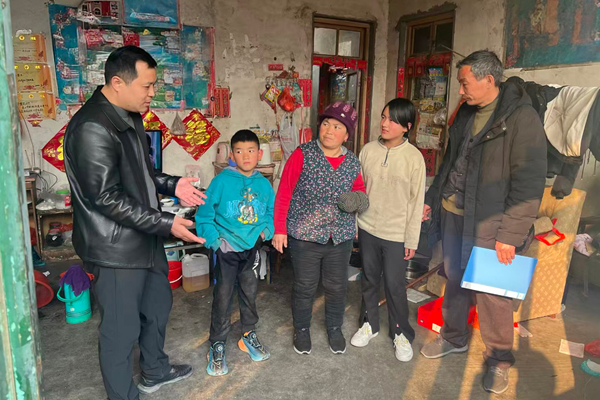 平邑县第二实验小学永庆校区暖心家访助力撤并校新生融入新家(图2)