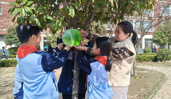 平邑县第二实验小学少先队开展植树节系列主题活动(图1)