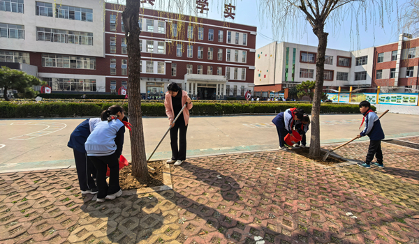 平邑县第二实验小学少先队开展植树节系列主题活动(图2)