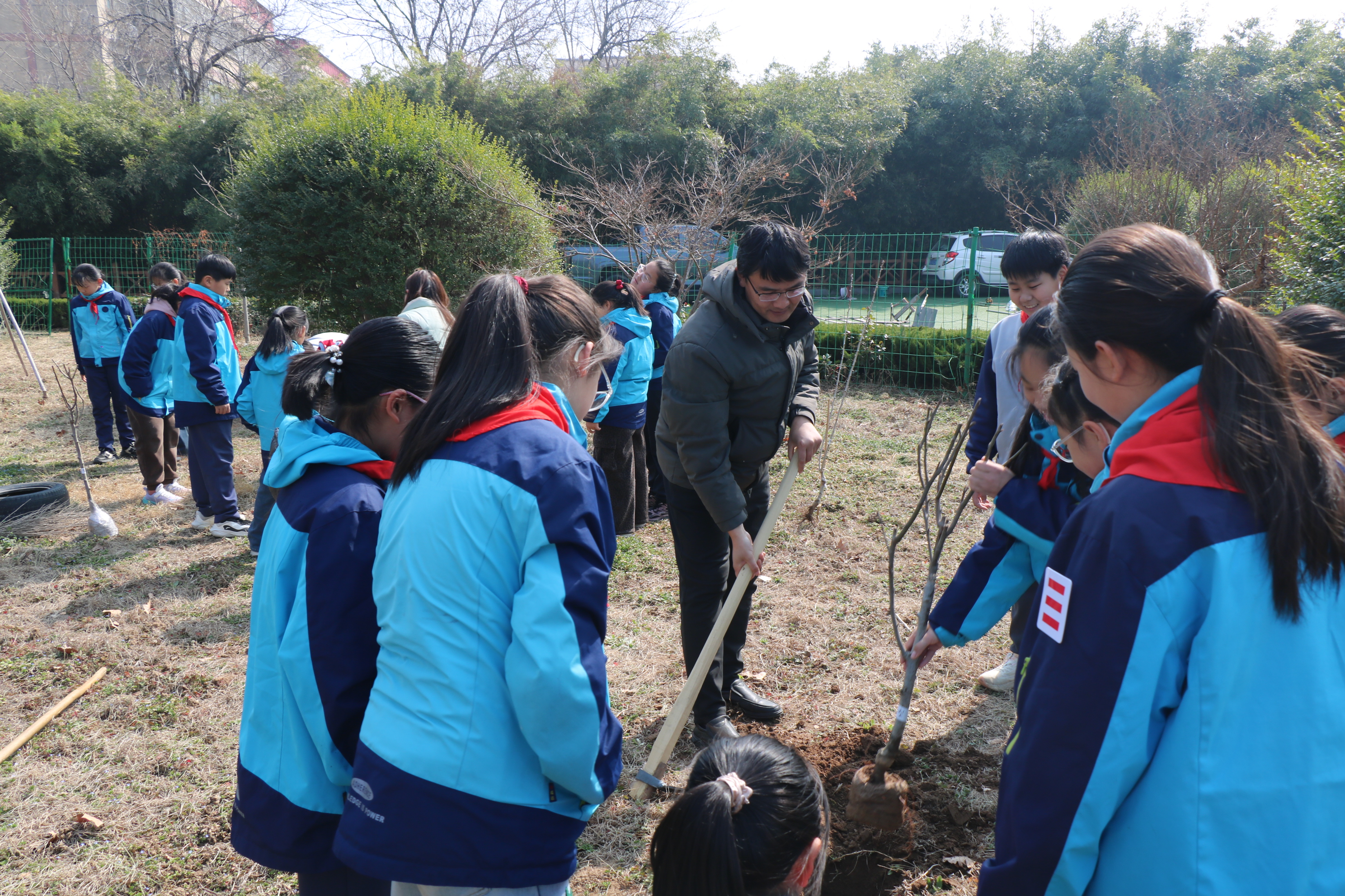 平邑兴蒙学校开展植树节主题活动—— 师生共植 “希望林”(图1)