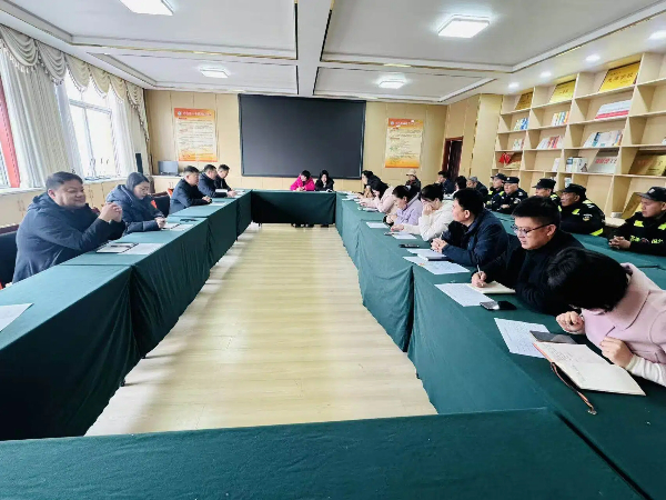 平邑县第四实验小学召开护学岗执勤人员会议(图2)
