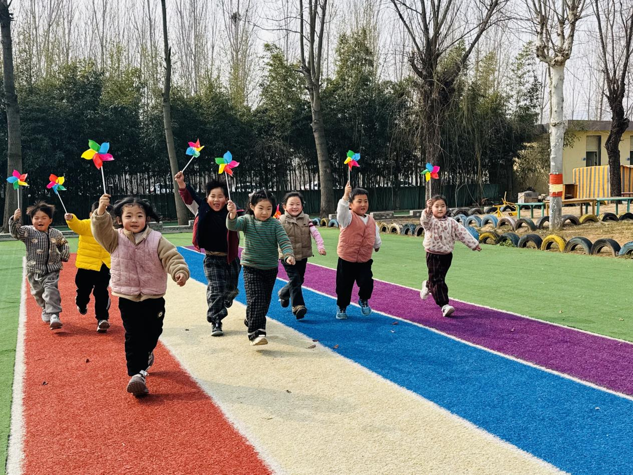 平邑县丰阳镇中心幼儿园开展“探寻风趣”主题活动(图2)