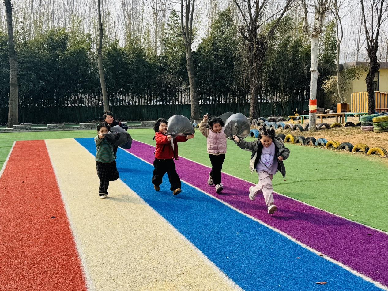 平邑县丰阳镇中心幼儿园开展“探寻风趣”主题活动(图3)