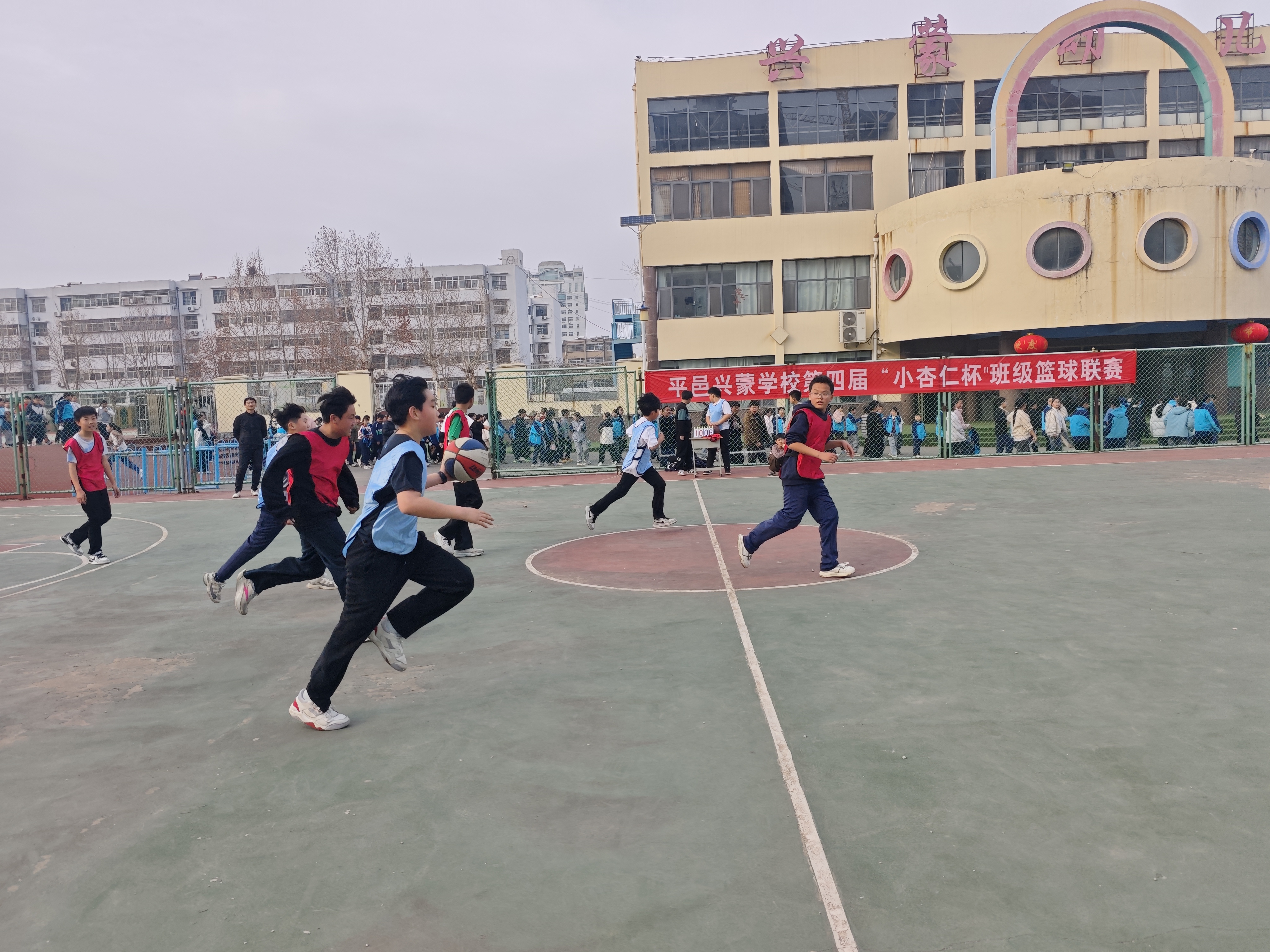 平邑兴蒙学校“小杏仁杯”班级篮球联赛盛大开幕(图2)