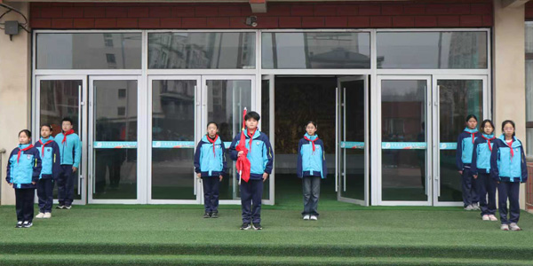 【山东平邑】实验小学隆重举行“共抒爱国情怀”主题升旗仪式(图1)