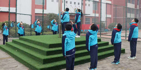 【山东平邑】实验小学隆重举行“共抒爱国情怀”主题升旗仪式(图2)