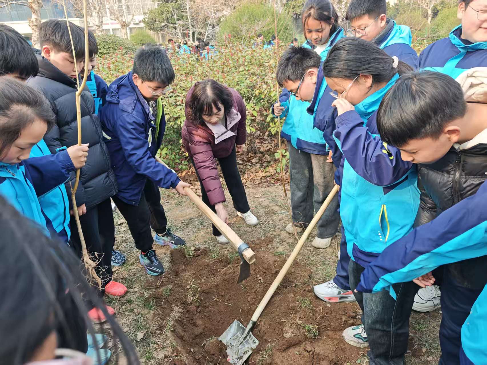播撒绿色梦想 赋能少年成长 ——平邑兴蒙学校开展种植实践活动