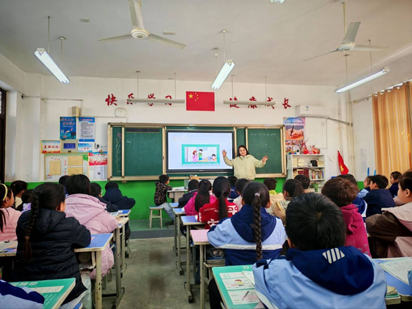 平邑县第二实验小学举行英语学科骨干教师示范课活动(图2)