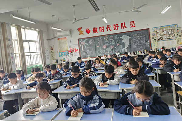 第二实验小学校书法直播课点亮汉字文化传承新路径(图2)