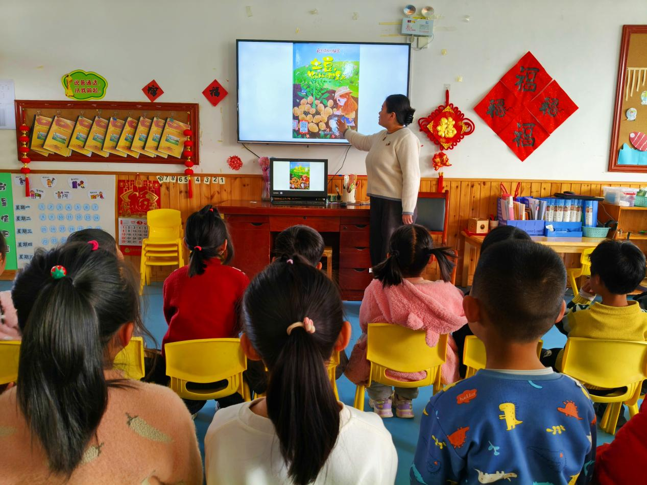 平邑县丰阳镇中心幼儿园开展种土豆实践活动