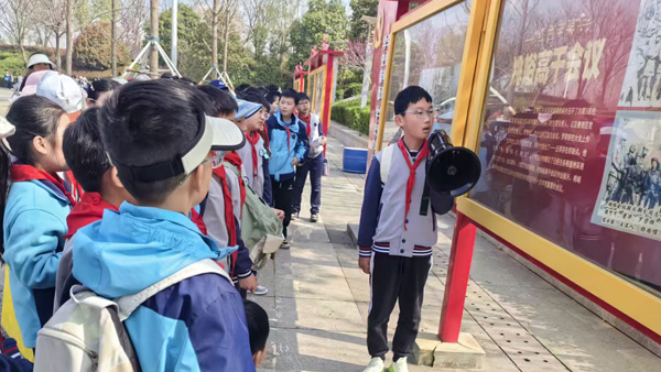 【山东平邑】实验小学第六校区引领学子走进自然拥抱春光(图3)