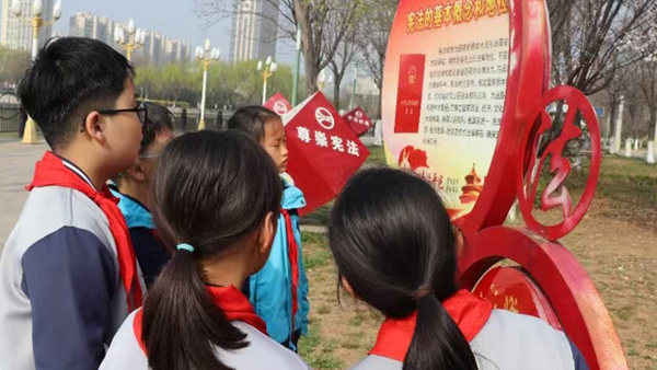 【山东平邑】实验小学第六校区引领学子走进自然拥抱春光(图4)