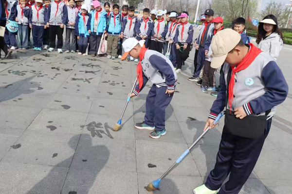 【山东平邑】实验小学第六校区引领学子走进自然拥抱春光(图5)