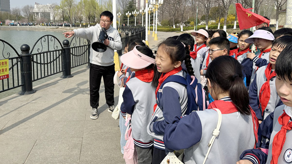 【山东平邑】实验小学第六校区引领学子走进自然拥抱春光(图6)