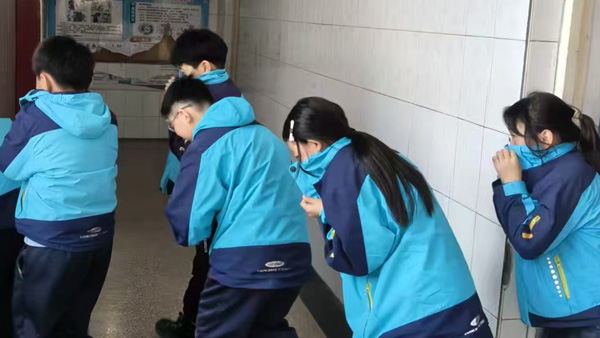 【山东平邑】实验小学举行消防应急疏散演练(图1)