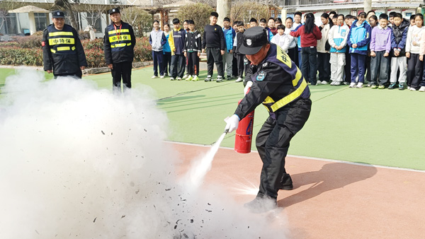 【山东平邑】实验小学举行消防应急疏散演练(图2)