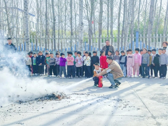 平邑县丰阳镇中心幼儿园开展消防应急演练活动(图3)
