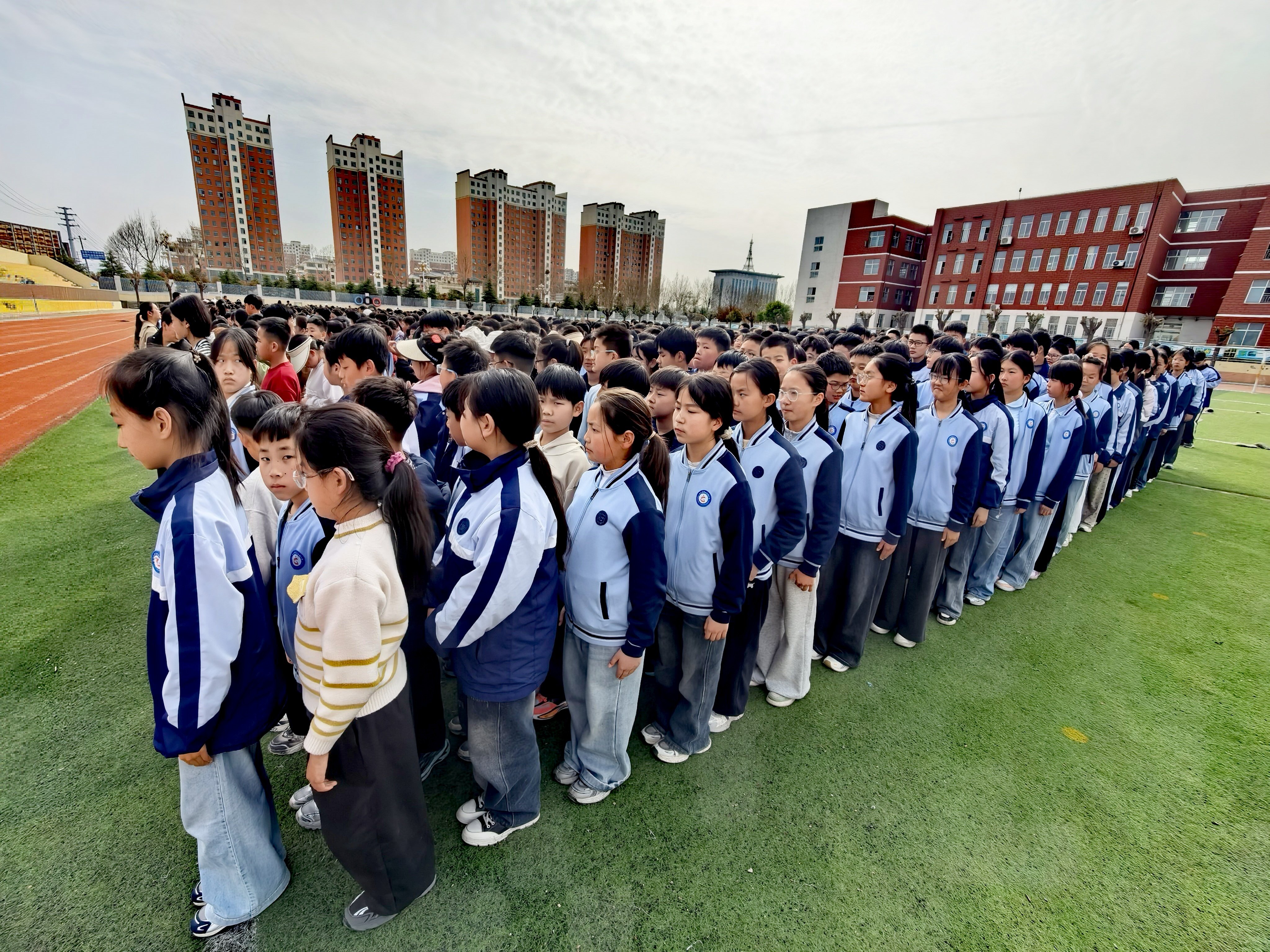 平邑县第二实验小学召开安全教育大会筑牢校园安全屏障(图2)