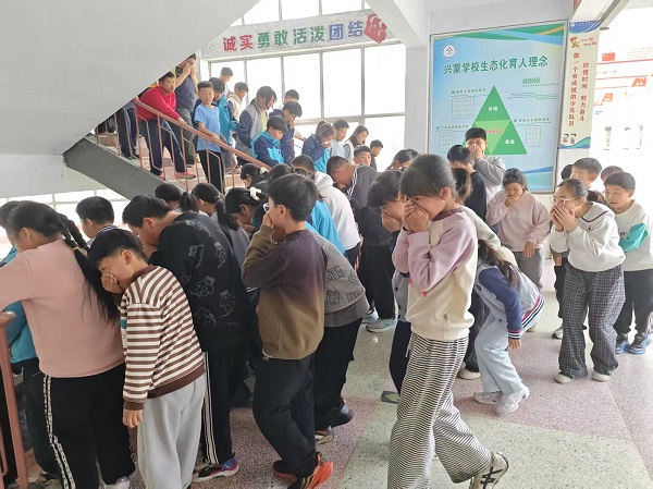 平邑兴蒙学校开展消防安全应急演练活动