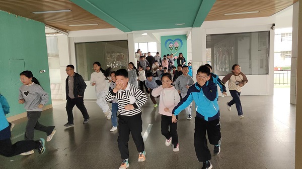 平邑兴蒙学校开展消防安全应急演练活动(图2)